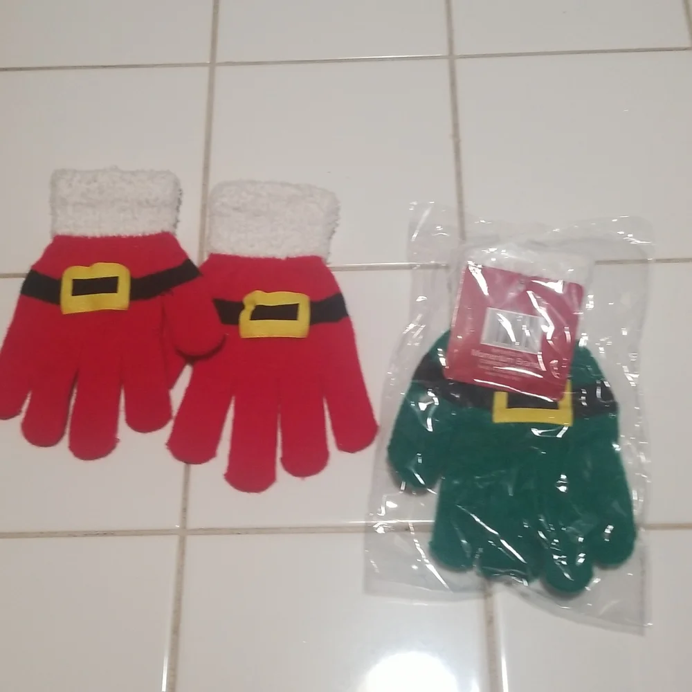 2 pairs of kids Christmas gloves